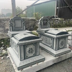 Mộ Tam Sơn đá xanh đẹp, thiết kế ba đỉnh núi vững chắc, chạm khắc tinh xảo.