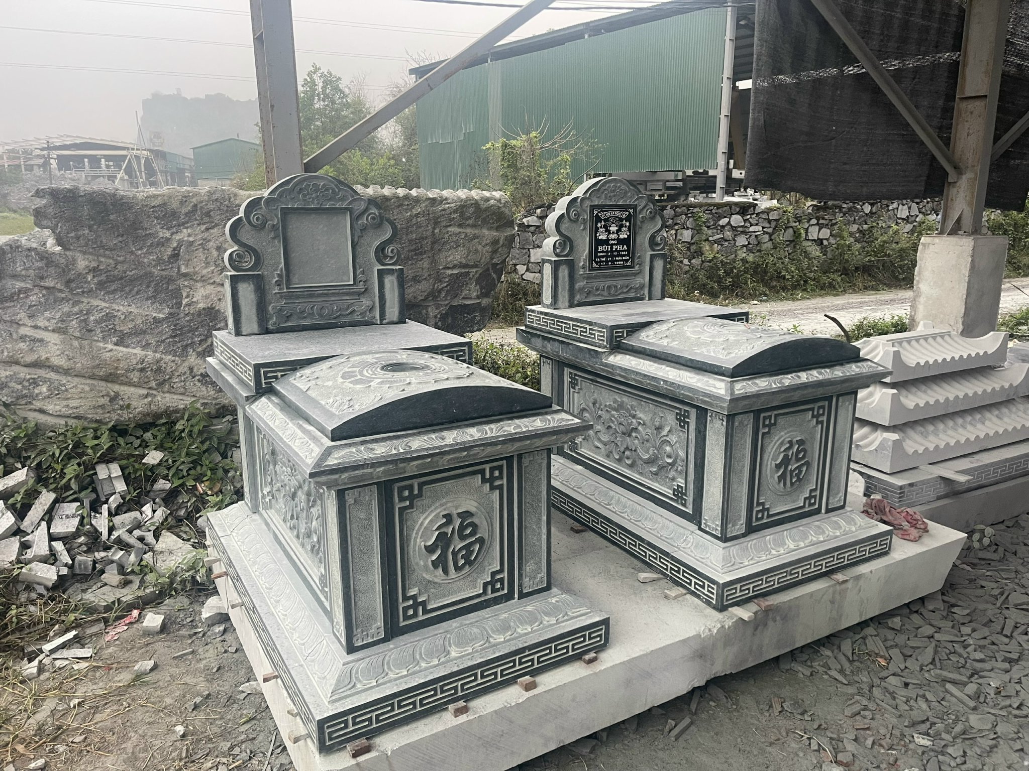 Mộ Tam Sơn đá xanh đẹp, thiết kế ba đỉnh núi vững chắc, chạm khắc tinh xảo.